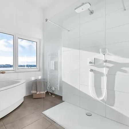 Ostsee-ferienwohnung Meeresflüstern Für 4, Modern, Meerblick, Sauna, Terrasse, Nah Am Apartamento